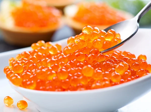 Caviar. Caviar vermelho na colher — Fotografia de Stock