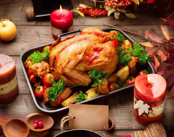 Mesa de cena de Acción de Gracias servida con pavo — Foto de Stock