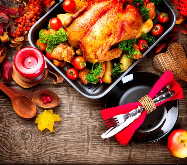 Mesa de jantar de Ação de Graças servida com peru — Fotografia de Stock