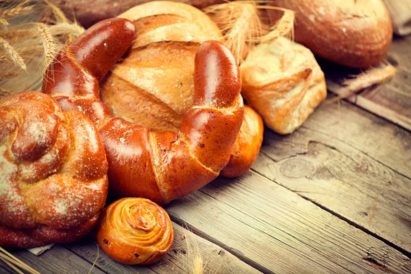 Bageribröd på träbord. — Stockfoto