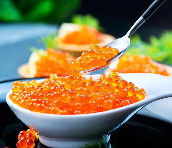 Caviar. Caviar vermelho na colher — Fotografia de Stock