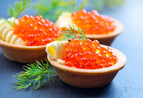 Kırmızı havyar closeup ile tartlets. — Stok fotoğraf