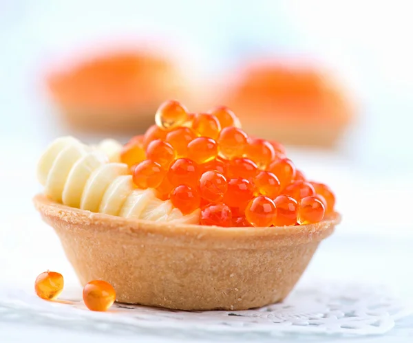 Tartlet with red caviar closeup. — Stock Photo, Image
