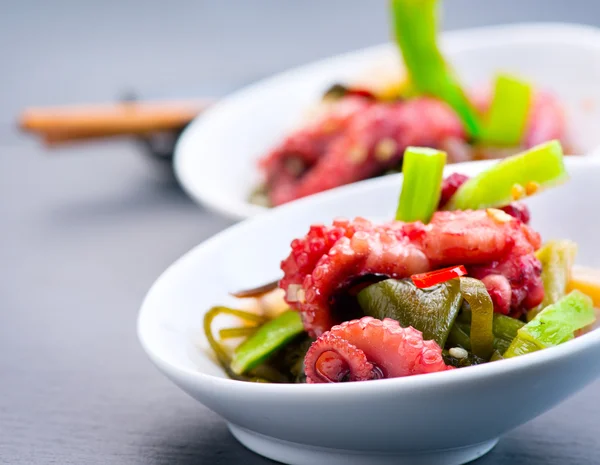 Japanischer Salat mit Oktopus und Ingwer. — Stockfoto