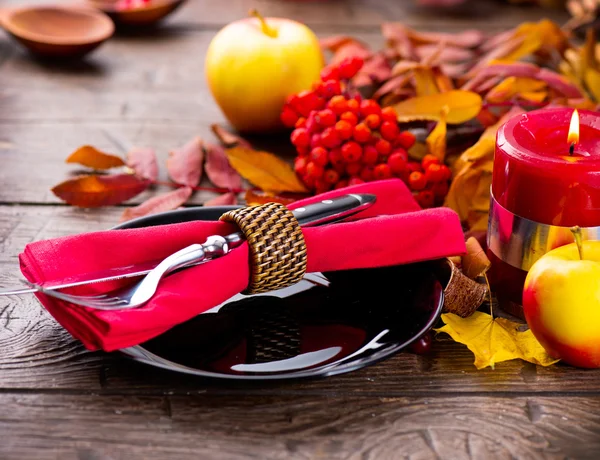 Thanksgiving houten tafel geserveerd — Stockfoto