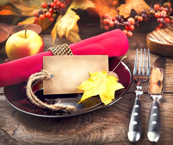 Thanksgiving diner houten tafel geserveerd — Stockfoto