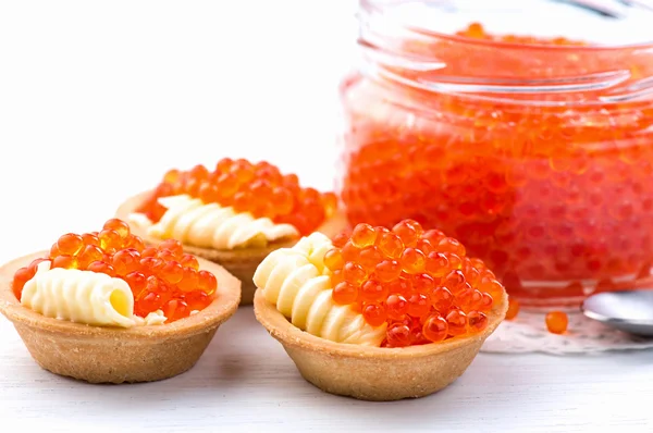 Tartaletas con primer plano de caviar rojo . — Foto de Stock