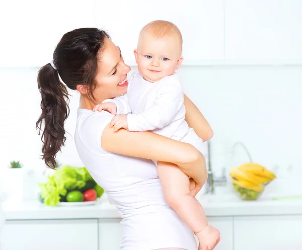 Mãe e bebê juntos . — Fotografia de Stock