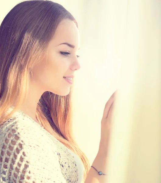 Girl portrait looking out the window — Stock Photo, Image