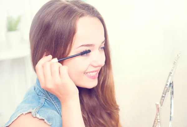 Tonårig flicka tillämpa mascara — Stockfoto
