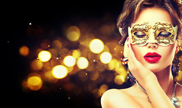 женщина в венецианской маске
