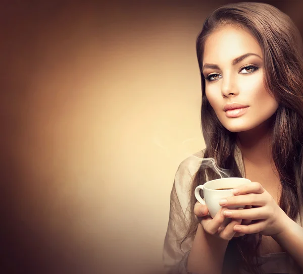 Mujer bebiendo café caliente — Foto de Stock