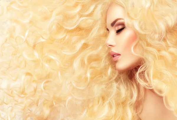 Блондинка с волнистыми волосами Стоковая Картинка