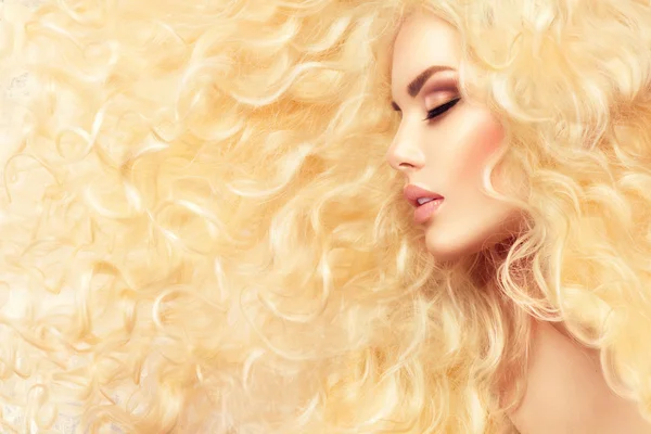 Модная блондинка с волнистыми волосами Лицензионные Стоковые Изображения