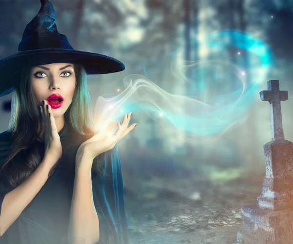 Halloween witch at  dark  cemetery — Stock Photo, Image