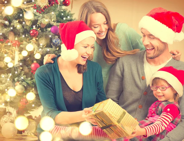 Ευτυχισμένη οικογένεια γιορτάζει Χριστούγεννα — Φωτογραφία Αρχείου
