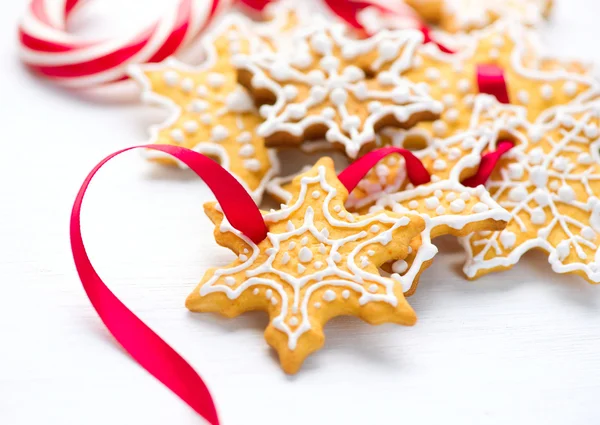 Christmas gingerbread cookies and candy cane — Stock Photo, Image