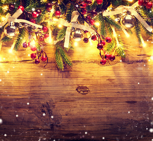 Граница с елкой и светлой гирляндой
