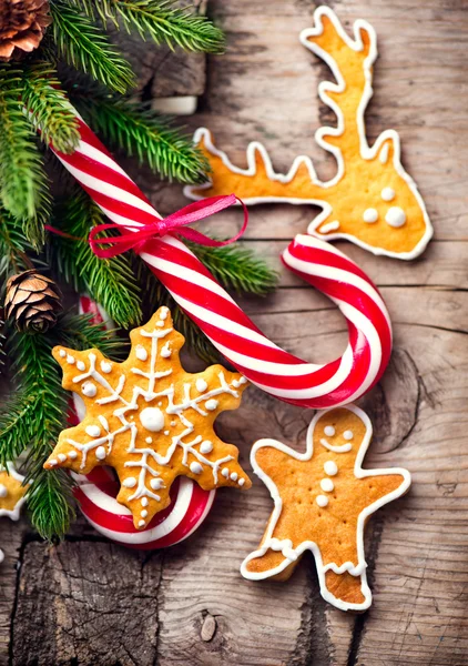 Vánoční pozadí s cookies a cukrové třtiny — Stock fotografie