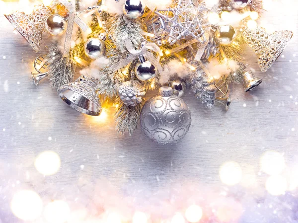 Kerstmis achtergrond met kerstballen en verlichting — Stockfoto