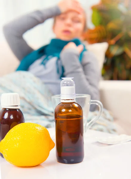 生病的女人躺在沙发上。流感 免版税图库图片