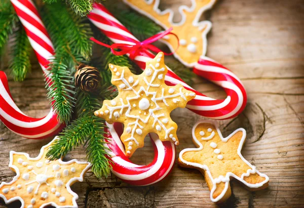 Jul bakgrund med cookies och polkagrisar Stockfoto