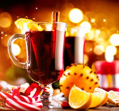 Noel mulled şarap sıcak içecek.