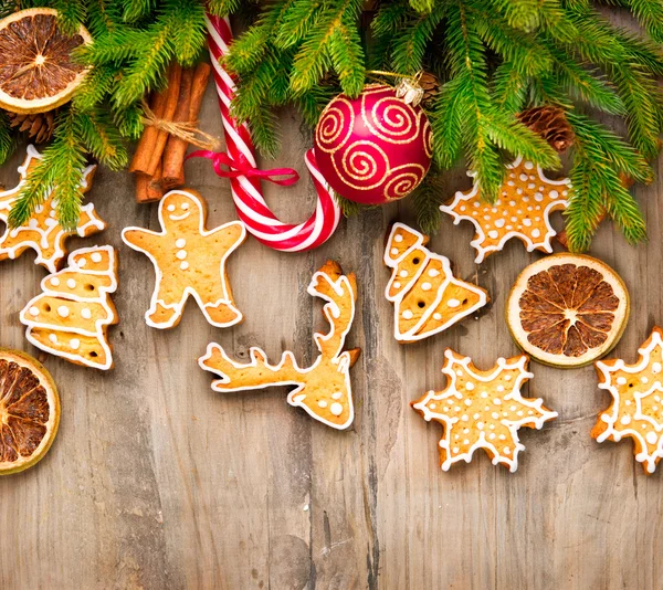 Biscoitos de gengibre de Natal e cana de doces — Fotografia de Stock