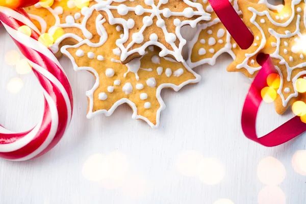 Galletas de jengibre de Navidad y bastón de caramelo —  Fotos de Stock