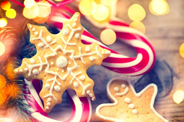 Galletas de jengibre de Navidad y bastones de caramelo —  Fotos de Stock