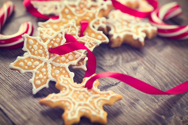 Christmas gingerbread cookies and candy canes — Stock Photo, Image