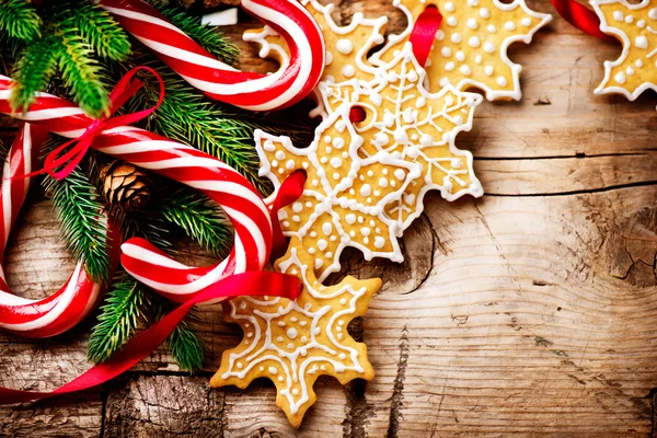 Fondo de Navidad con galletas y bastones de caramelo —  Fotos de Stock