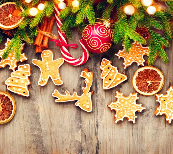 Biscoitos de gengibre de Natal e cana de doces — Fotografia de Stock