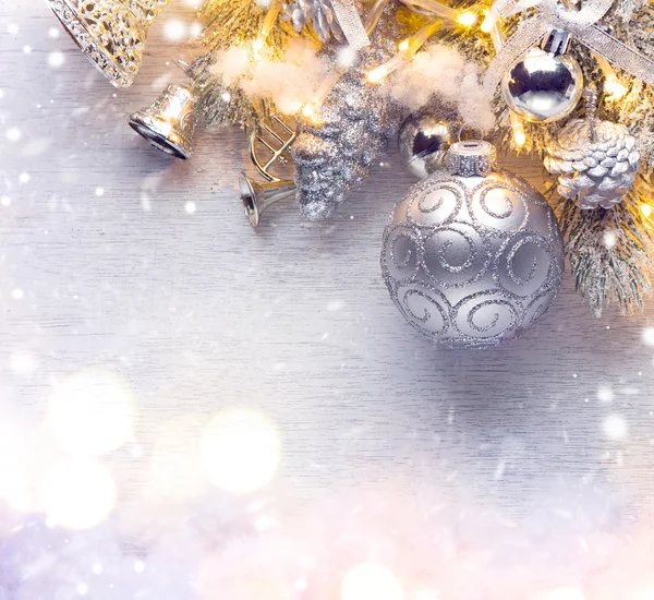 Weihnachten Hintergrund mit Kugeln und Lichtern — Stockfoto