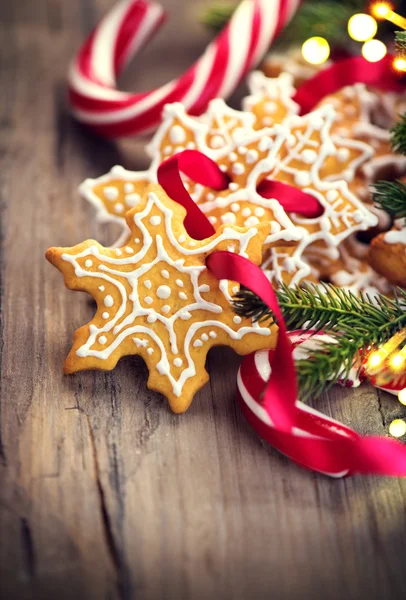 Biscoitos de gengibre de Natal e bengalas doces — Fotografia de Stock