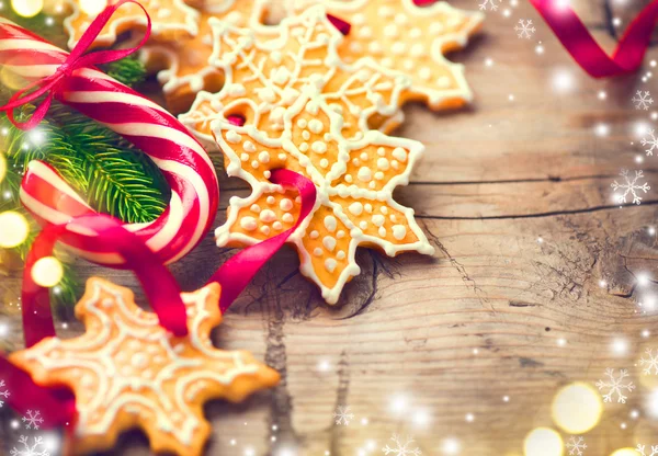 Рождественский фон с печеньем и конфеткой — стоковое фото