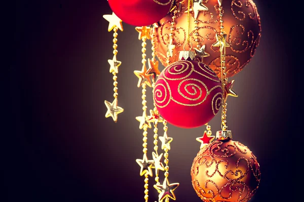Suspension boules de Noël et guirlande — Photo