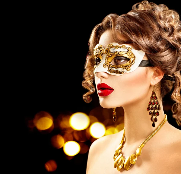 Mulher vestindo máscara de carnaval mascarada — Fotografia de Stock
