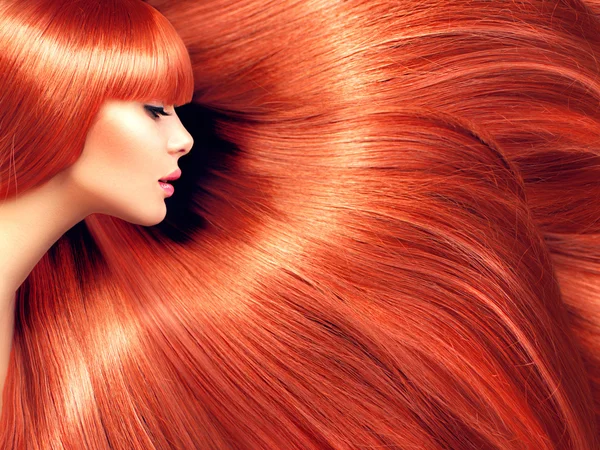 Mulher bonita com cabelo vermelho longo — Fotografia de Stock