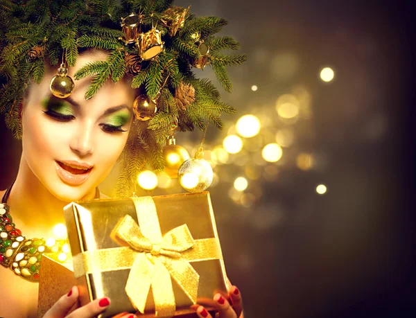 Vrouw openen van de doos van de gift van Kerstmis — Stockfoto