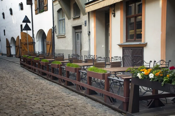 Nie otwarte café rano w stare miasto europejskie. Riga. Europy. — Zdjęcie stockowe