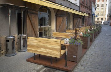 Cafe sabah eski Avrupa şehirde açılmaz.