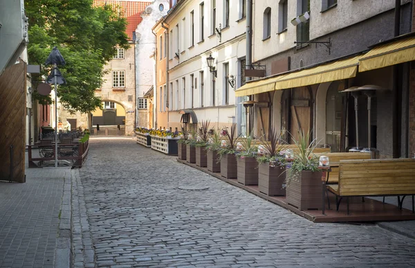 Nicht geöffnetes Café am Morgen in der alten europäischen Stadt. — Stockfoto