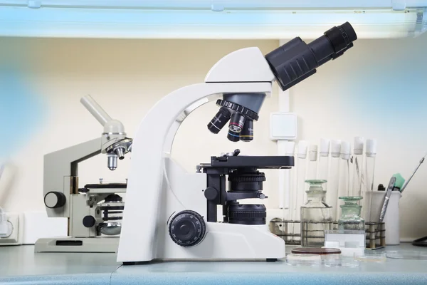 Mikroskop laboratuarı. Bilimsel ve sağlık araştırma geçmişi. — Stok fotoğraf