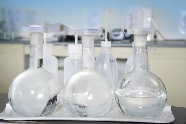 Equipement de laboratoire, flacons en verre à l'intérieur du laboratoire . — Photo