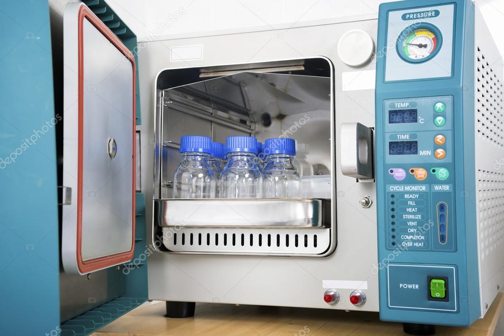 Stérilisateur autoclave de laboratoire moderne image libre de droit par