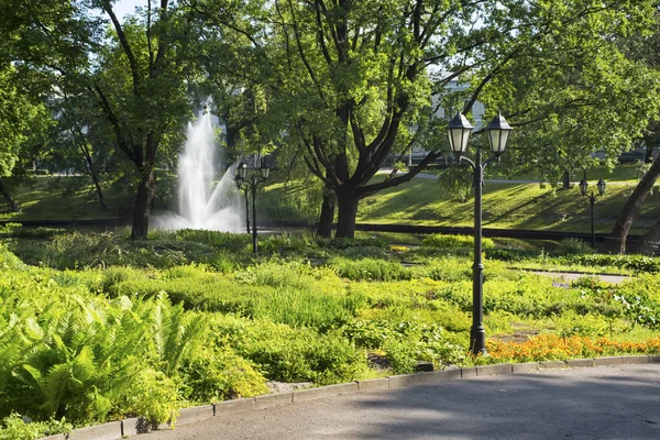 Kunstmatige watervalletjes in Bastion Hill park in Riga, Letland. — Stockfoto