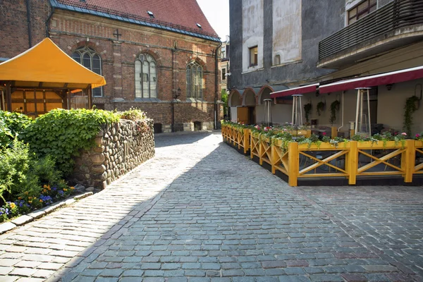 Nie otwarte café rano w stare miasto europejskie. Riga — Zdjęcie stockowe