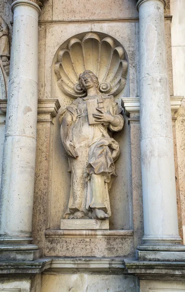 Detalles arquitectónicos de la iglesia de San Piotr Iglesia catedral de la Diócesis Católica Romana de Riga —  Fotos de Stock