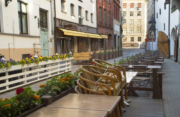 Nie otwarte café rano w stare miasto europejskie. — Zdjęcie stockowe